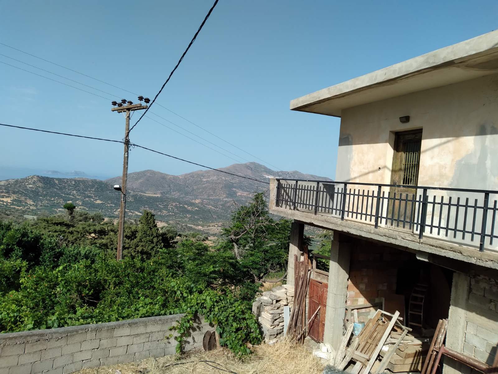 IMG-34422c9abccaf09af0c7138c8bc3b92a-V Plot with an old traditional house in Apodoulou.