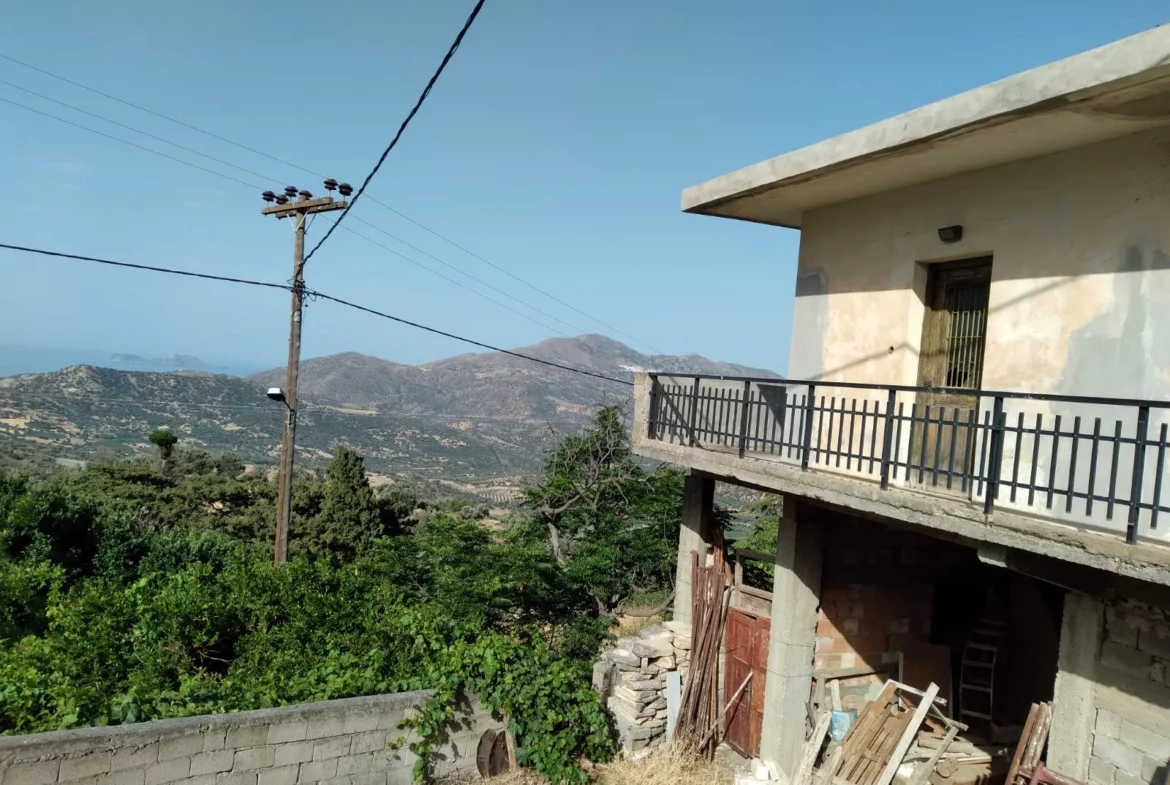 Plot with an old traditional house in Apodoulou.