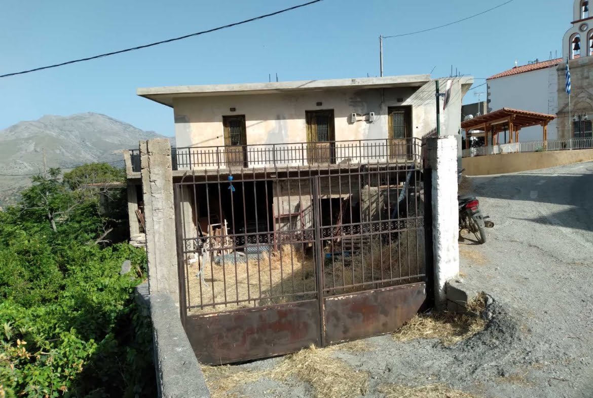 Plot with an old traditional house in Apodoulou.