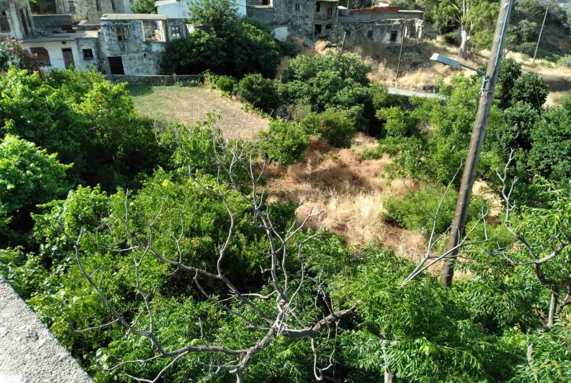 Plot with an old traditional house in Apodoulou.