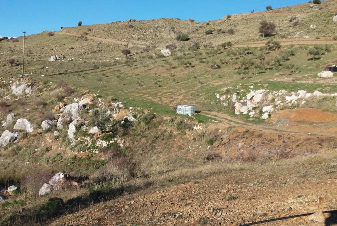 Field with a panoramic view in Sactouria.