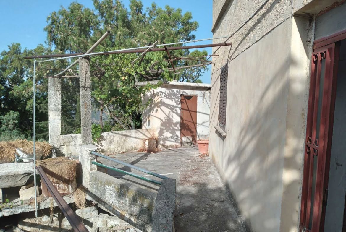 Traditional house in Apodoulou.