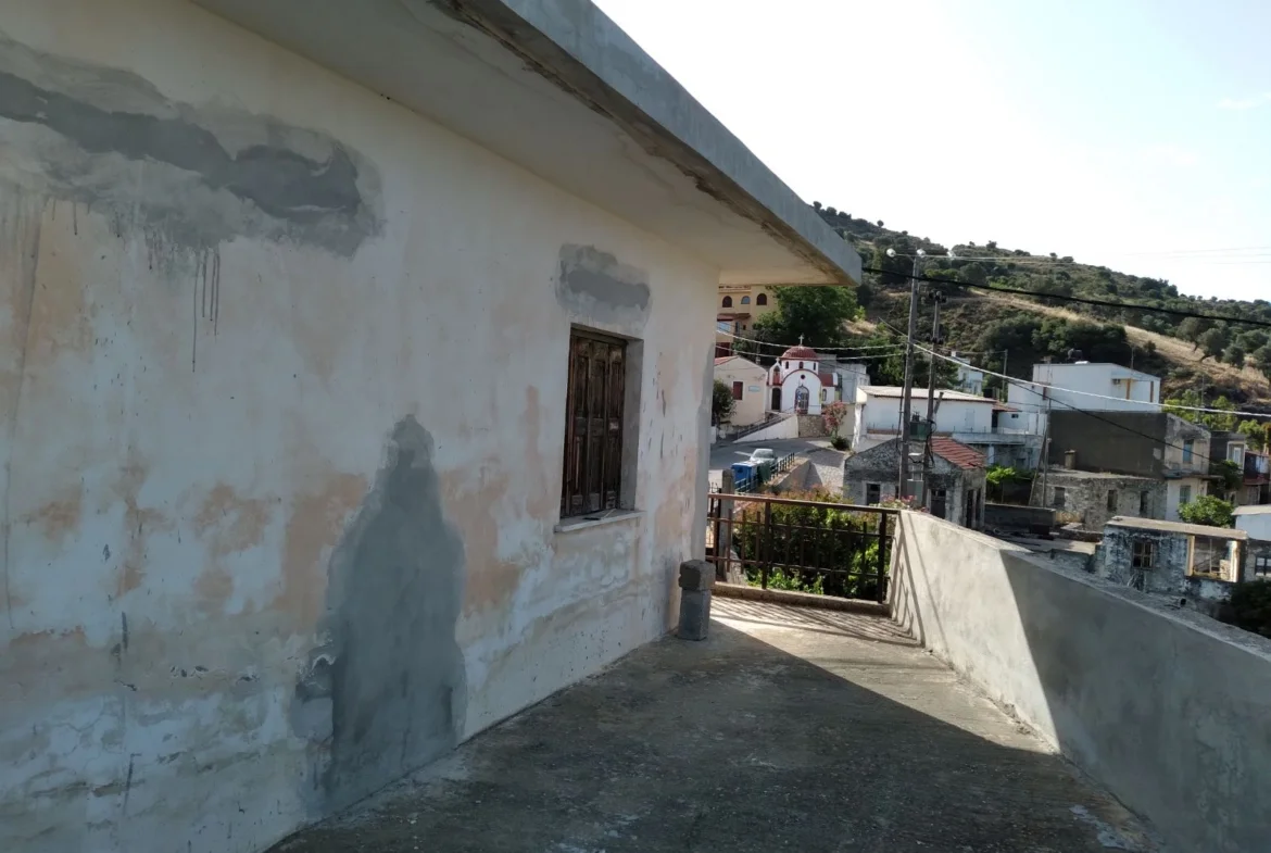 Plot with an old traditional house in Apodoulou.