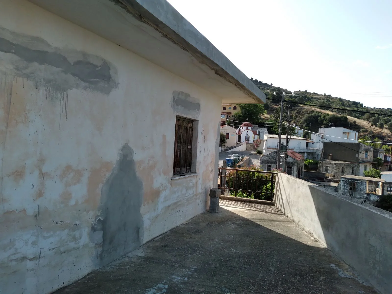 IMG-8dbfda97a3573d3a9ffc5574394c8a54-V Plot with an old traditional house in Apodoulou.