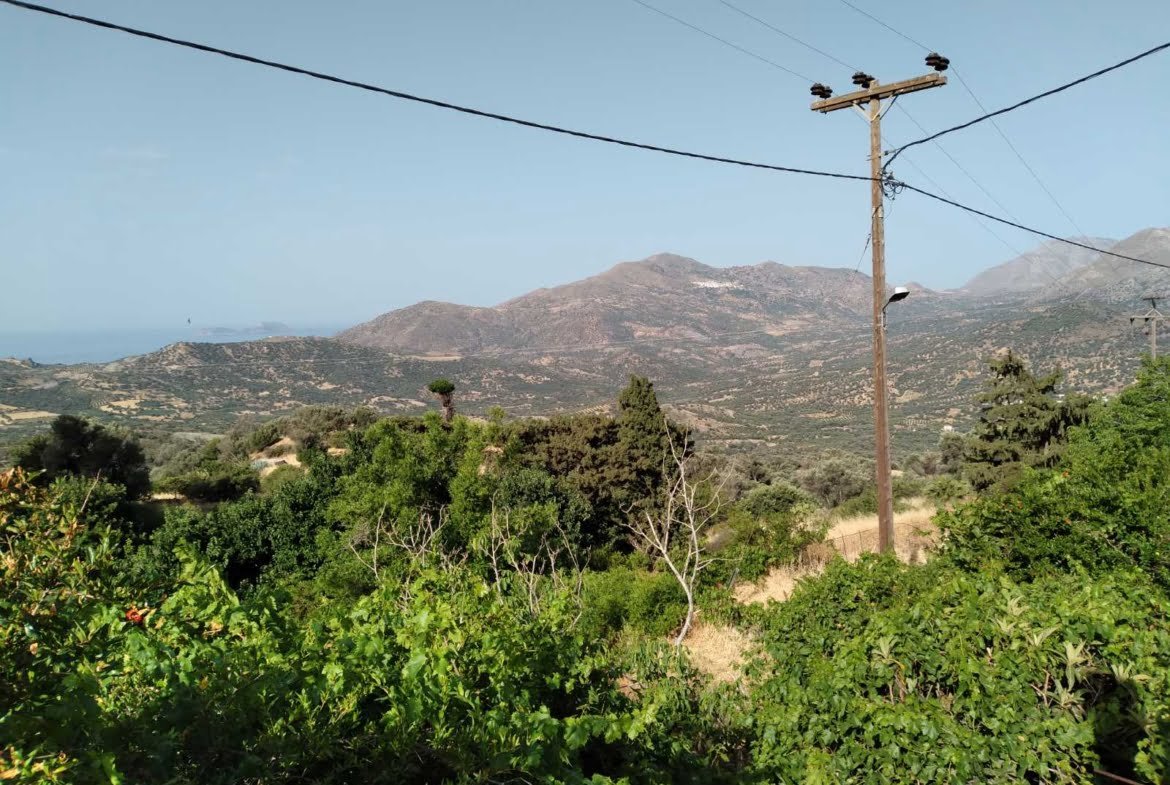 Plot with an old traditional house in Apodoulou.