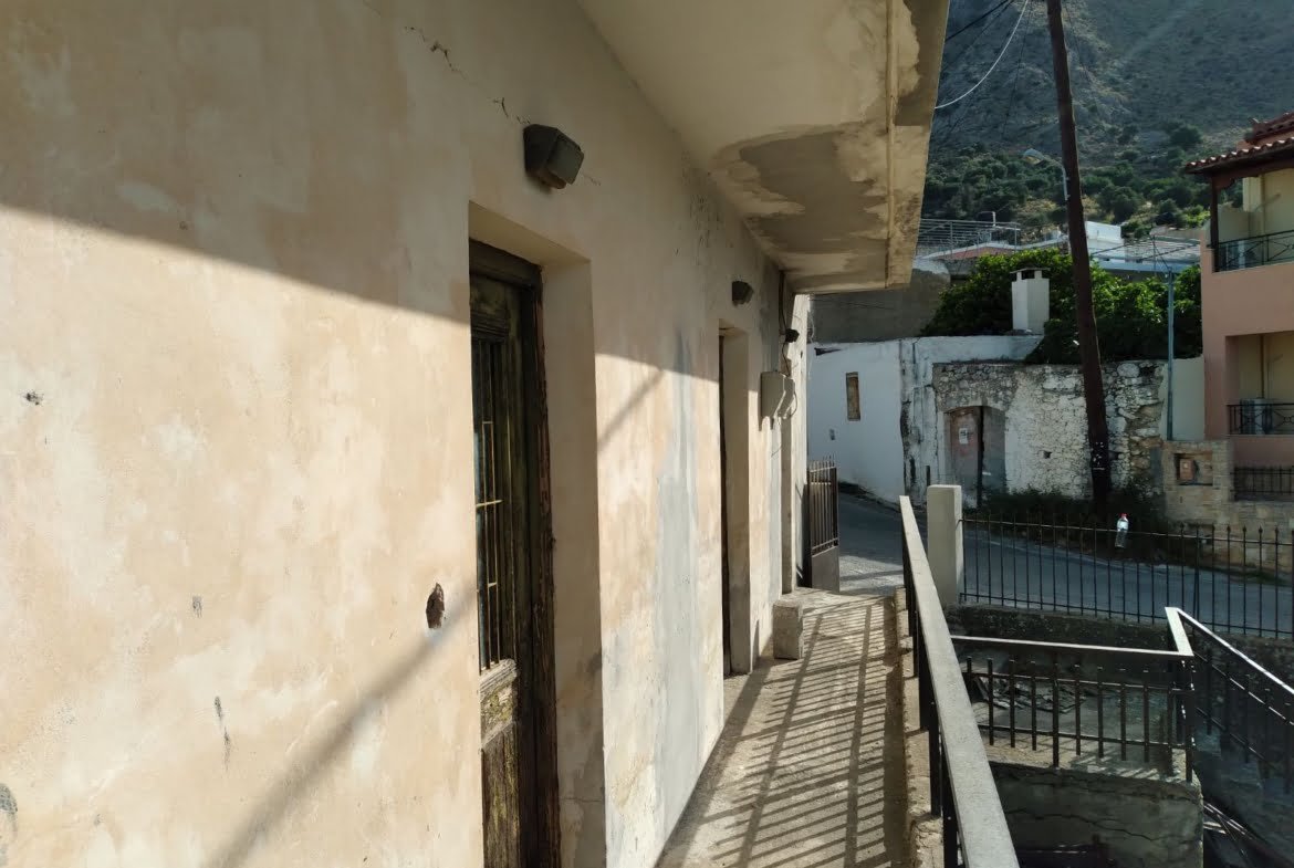 Plot with an old traditional house in Apodoulou.