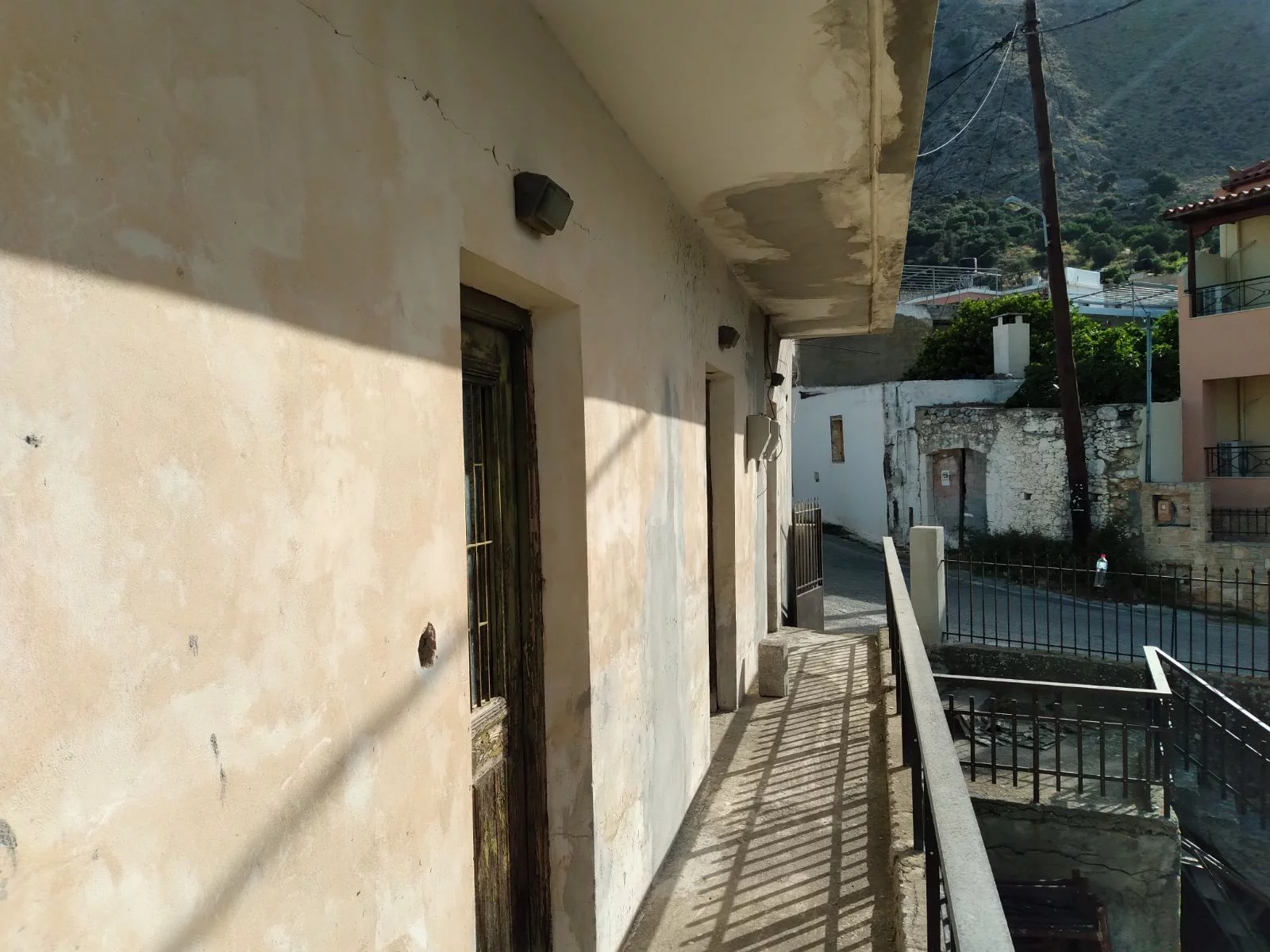 IMG-959956b2f8a993a812864fea39e3d11c-V Plot with an old traditional house in Apodoulou.