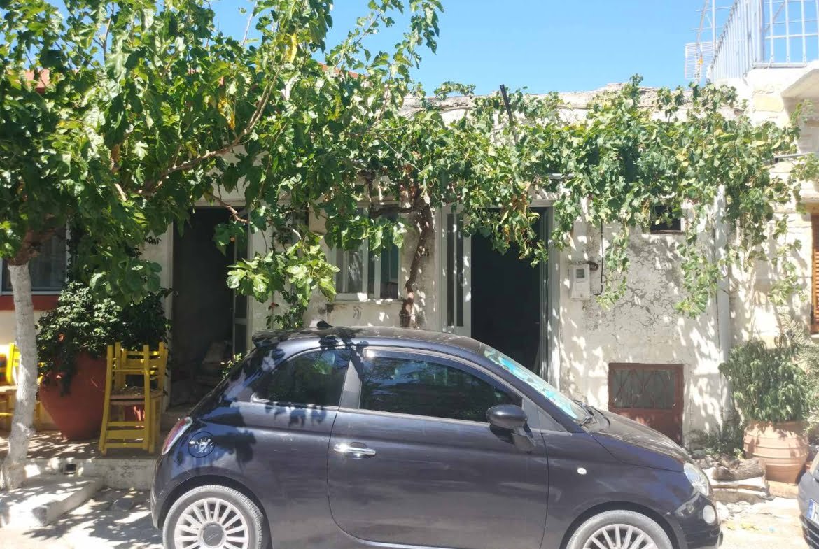 Small house in Melampes.