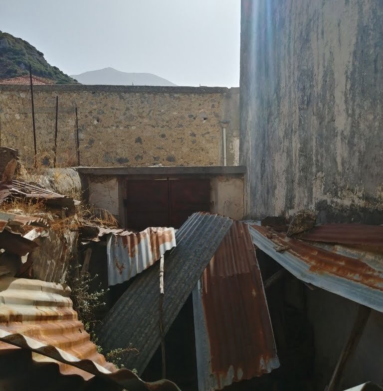 Old two-storey house of 150 sq.m. in Vistagi Amariou.
