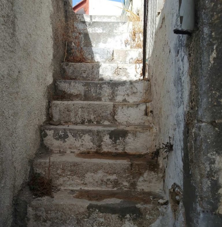 Old two-storey house of 150 sq.m. in Vistagi Amariou.