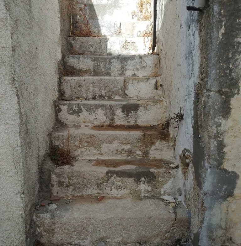 Old two-storey house of 150 sq.m. in Vistagi Amariou.