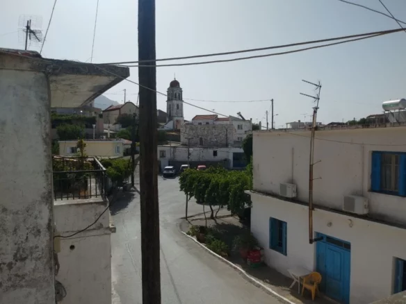 Old two-storey house of 150 sq.m. in Vistagi Amariou.