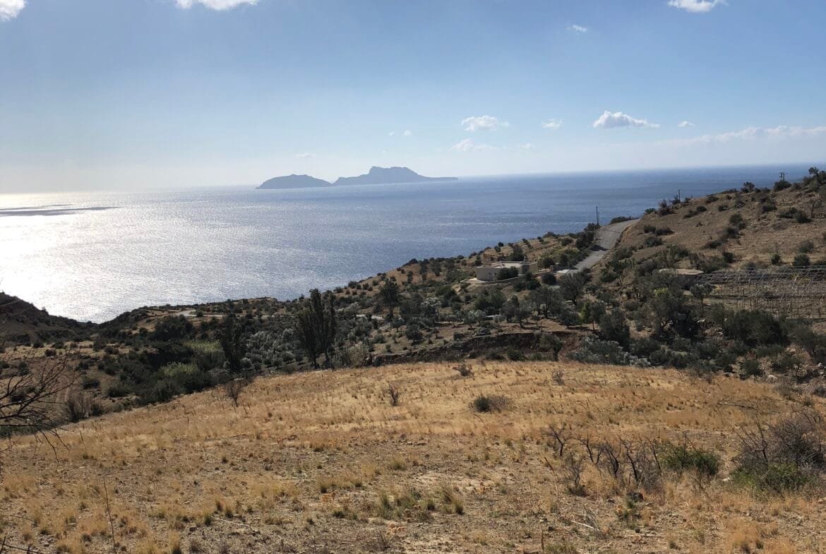 Plot of 4.000 sqm with unique views to the sea.