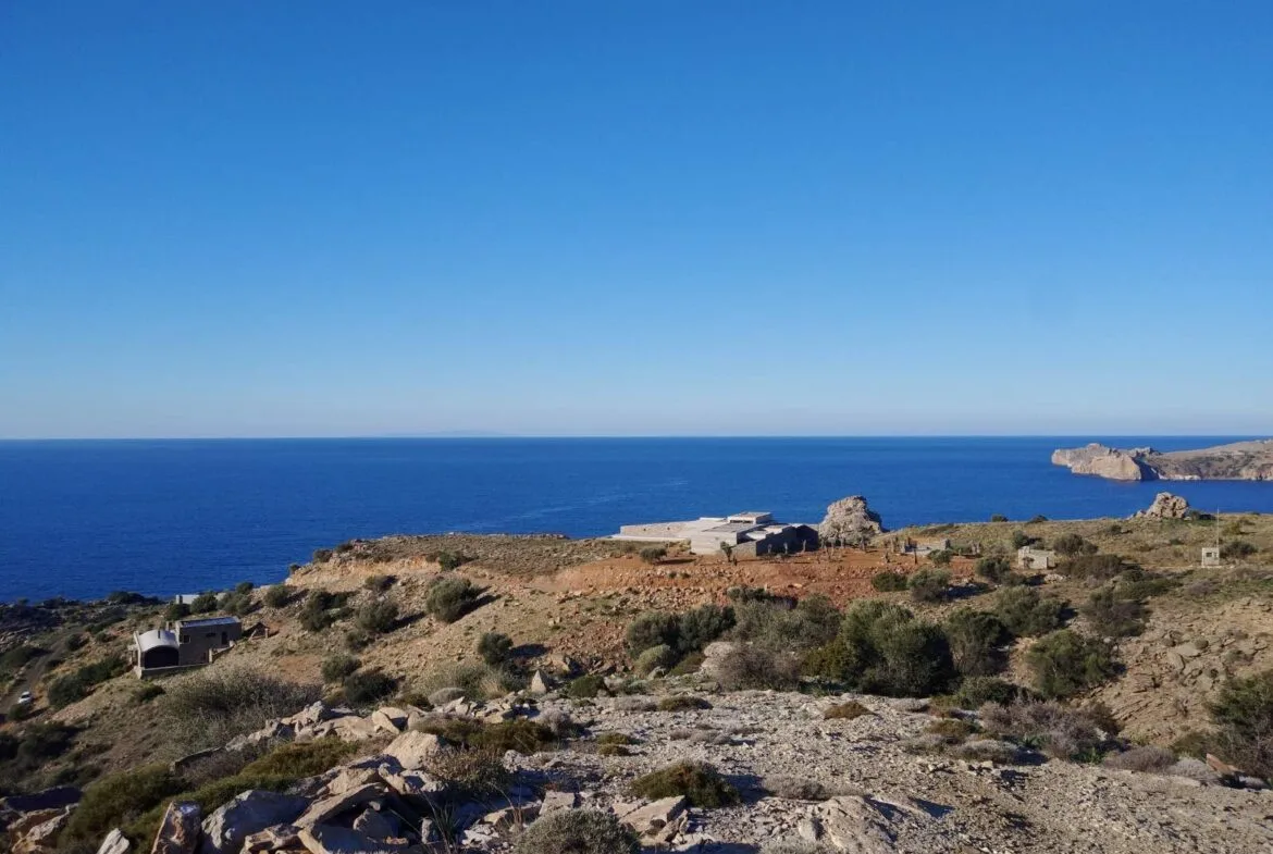 Huge plot of 11.600 sq.m. in the area of Agios Pavlos.