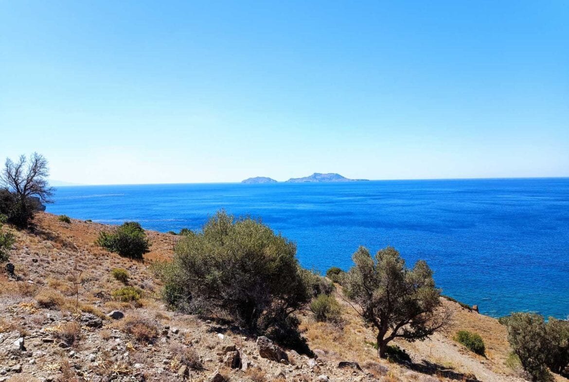 Plot of 4.298,23 square meters 70 meters from the sea.