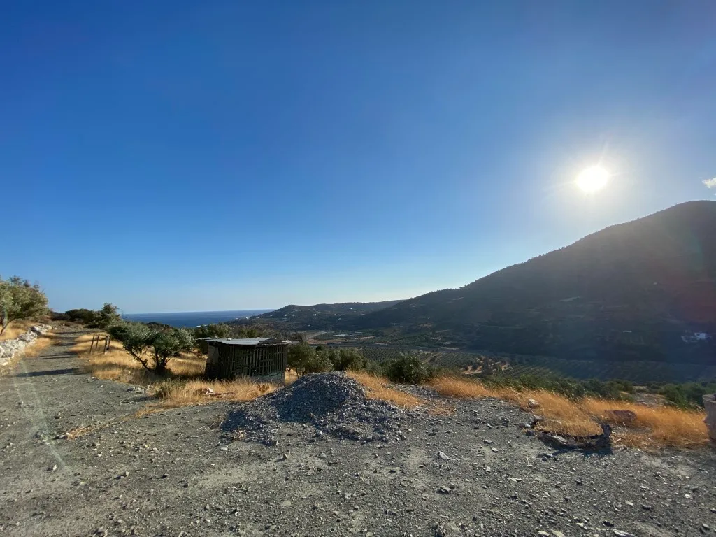 14.173 sqm plot with house for sale.