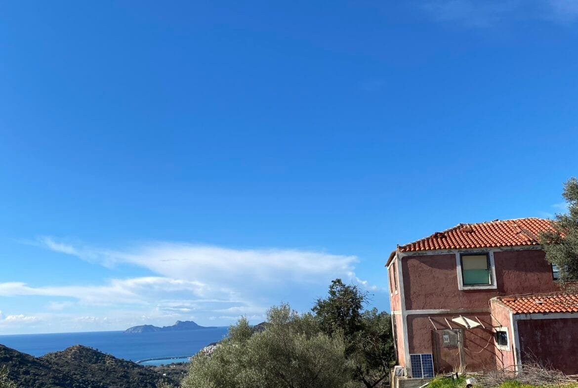 Plot of 32.000 square meters with a building of 158 square meters.