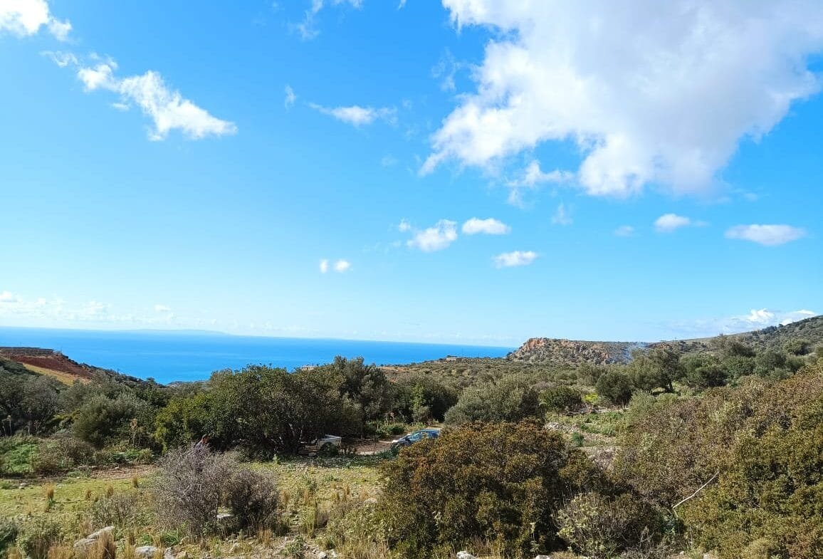 Land plot of 4.050 square meters in Akoumia.