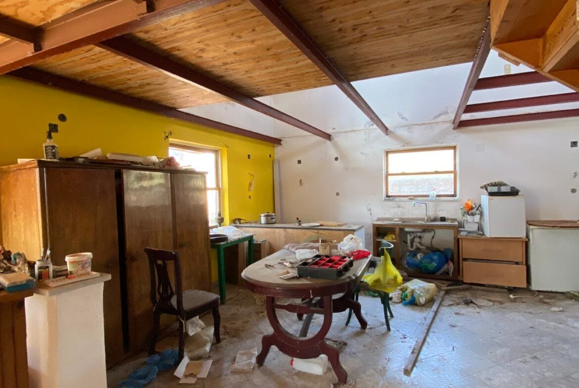 Plot of 32.000 square meters with a building of 158 square meters.