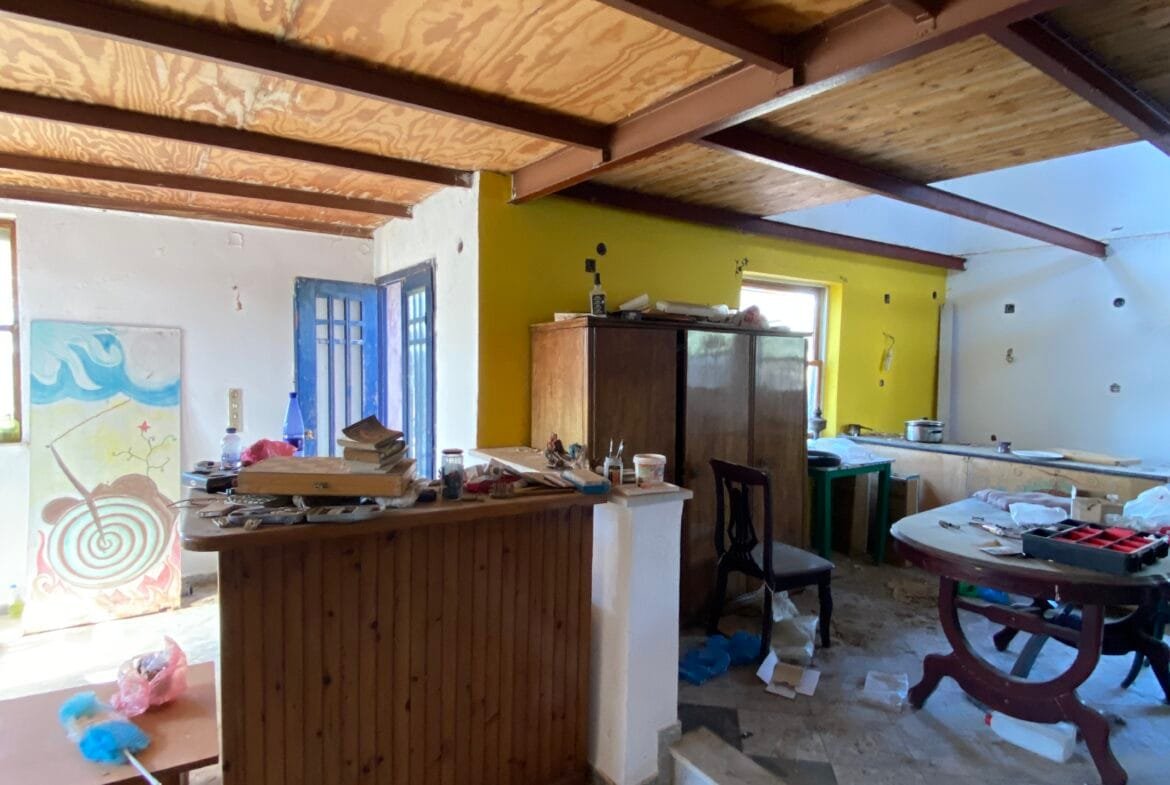 Plot of 32.000 square meters with a building of 158 square meters.