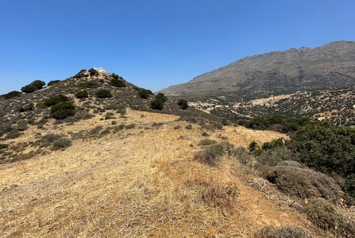 Land of 5.700 sqm in Triopetra.