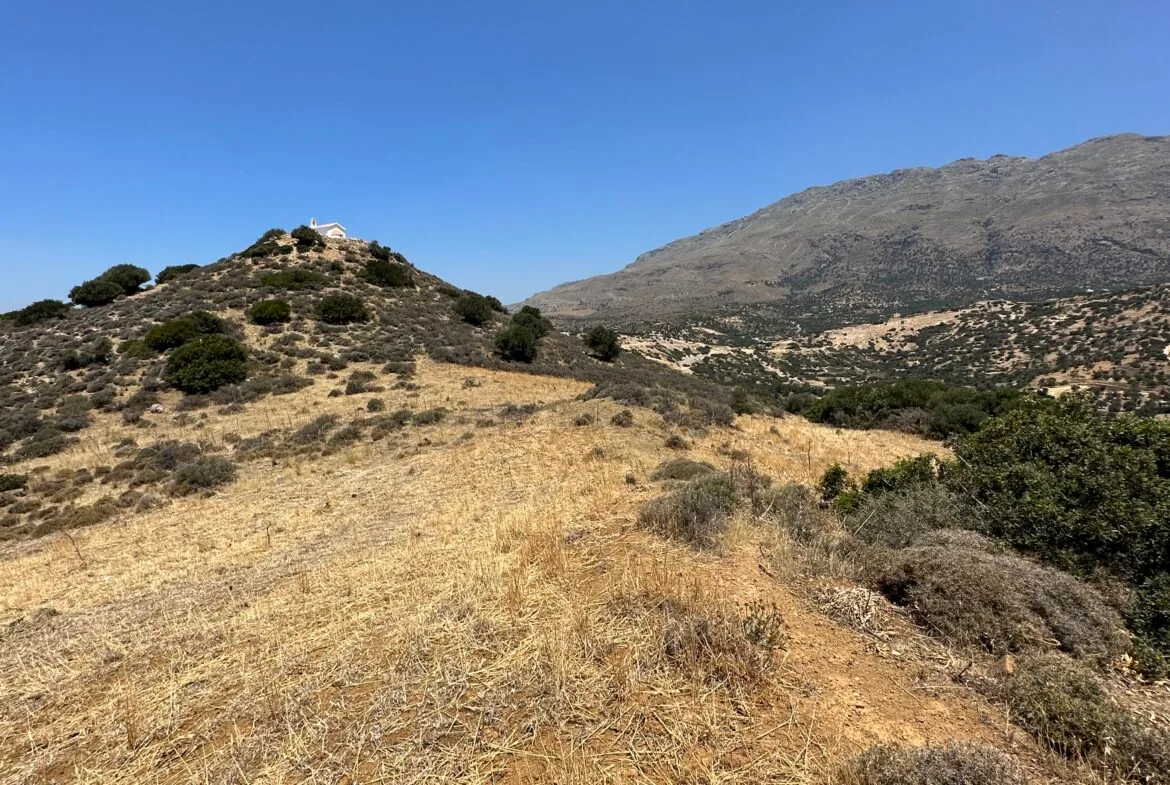 Land of 5.700 sqm in Triopetra.