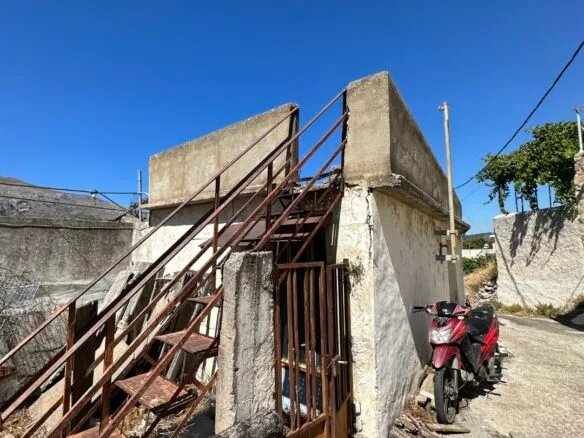 Old house of 100 square meters in Kentrochori.