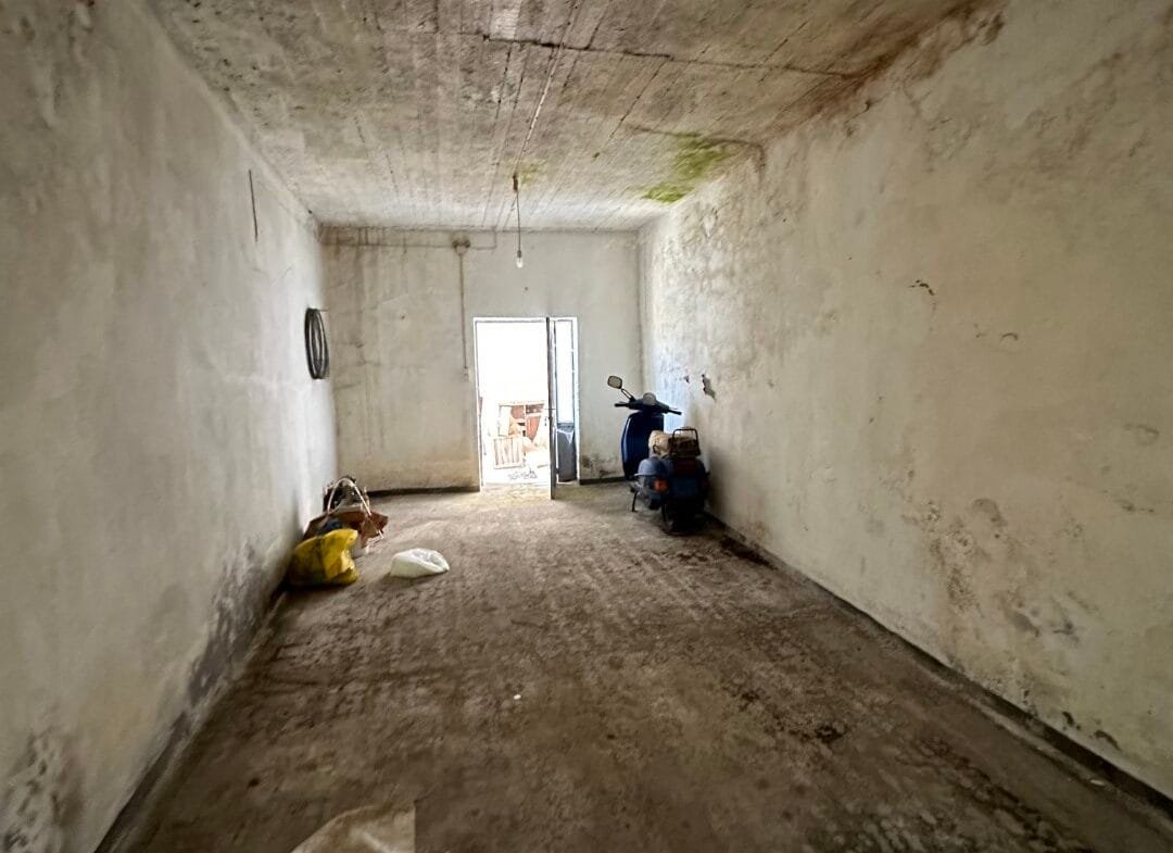 Plot of 210 sqm with building in the village of Vatos.