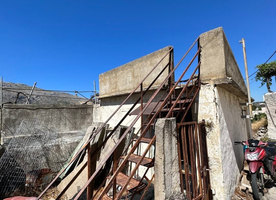 Old house of 100 square meters in Kentrochori.