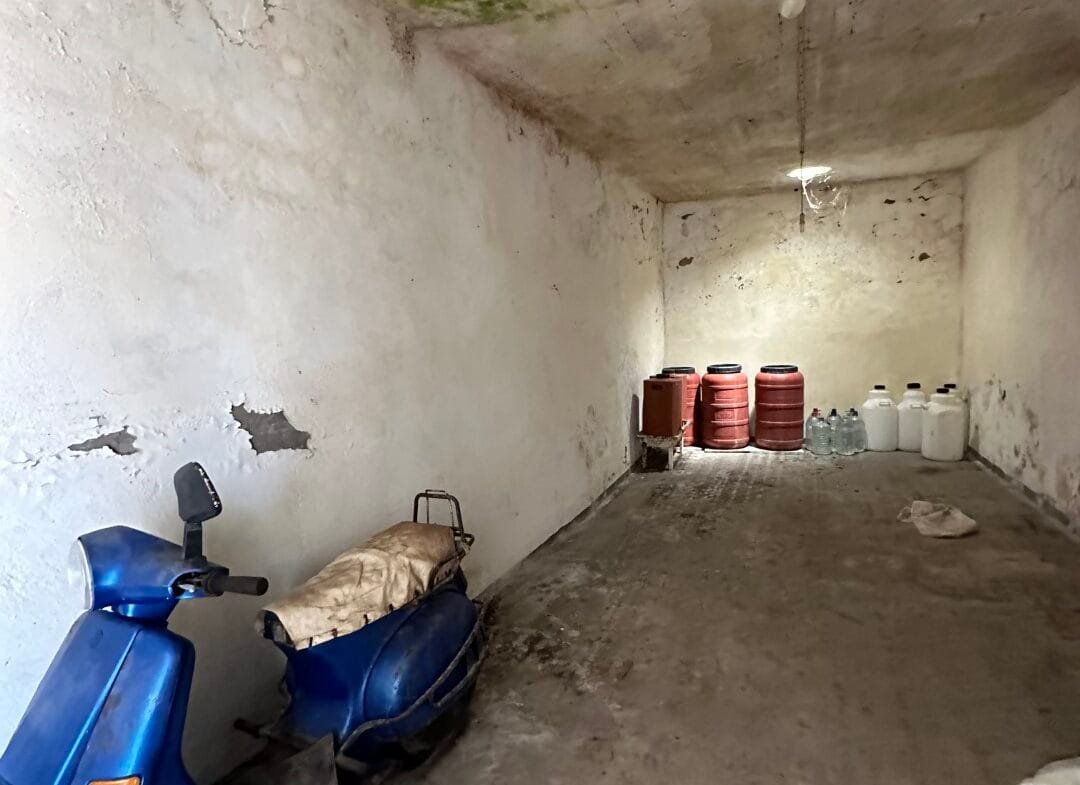 Plot of 210 sqm with building in the village of Vatos.