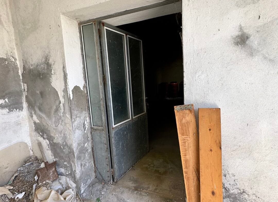 Plot of 210 sqm with building in the village of Vatos.