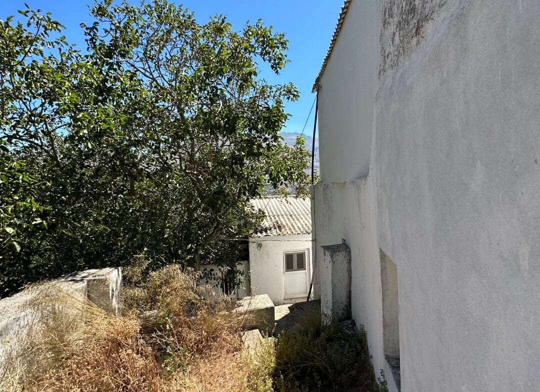Plot of 210 sqm with building in the village of Vatos.