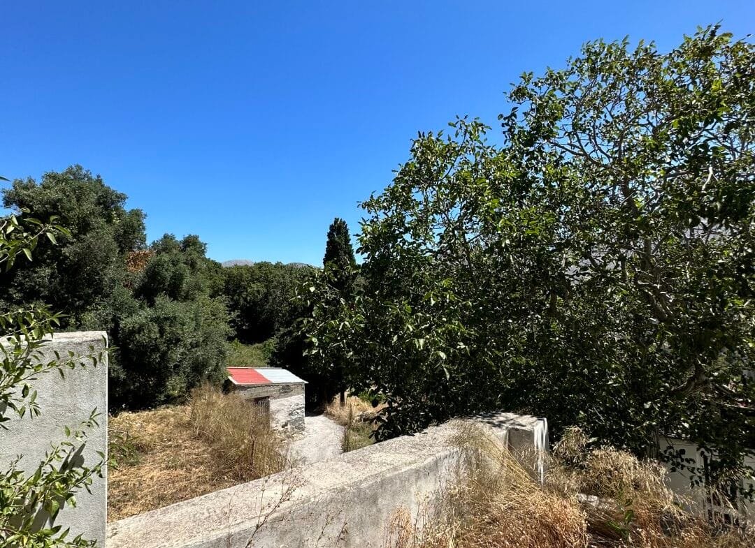Plot of 210 sqm with building in the village of Vatos.