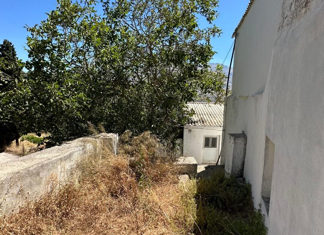 Plot of 210 sqm with building in the village of Vatos.