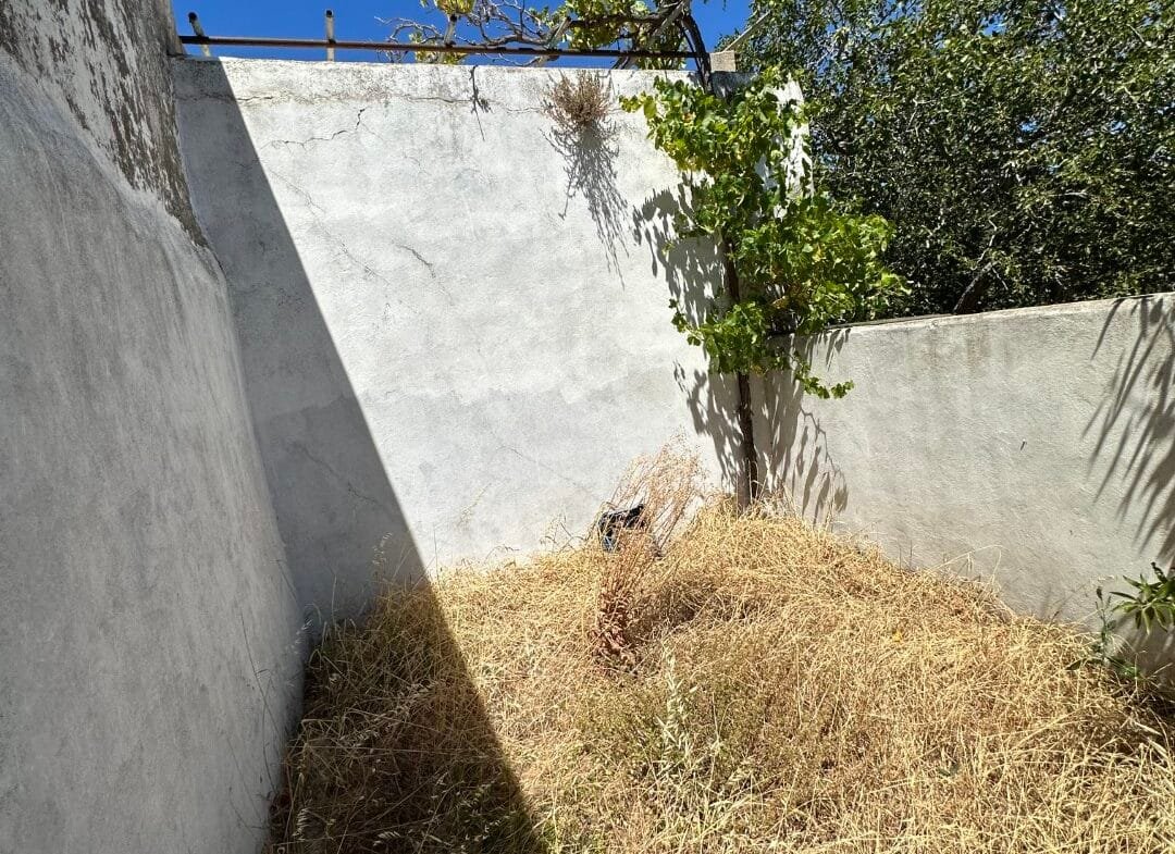 Plot of 210 sqm with building in the village of Vatos.