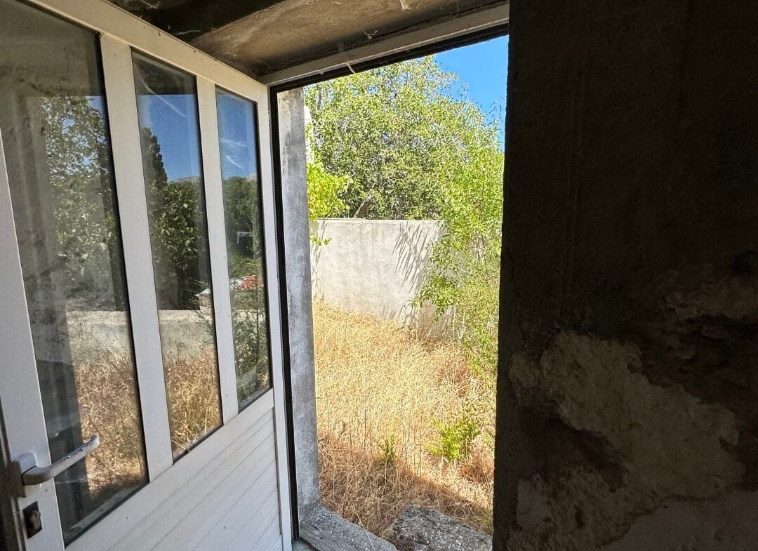 Plot of 210 sqm with building in the village of Vatos.