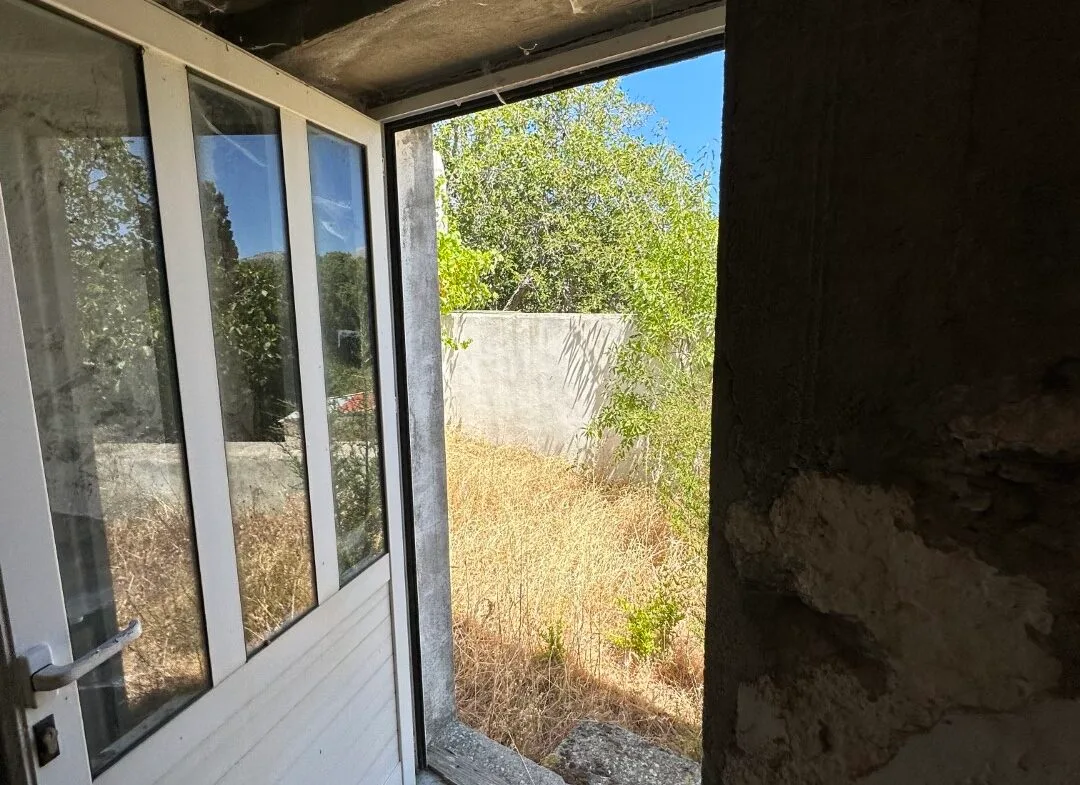 Plot of 210 sqm with building in the village of Vatos.