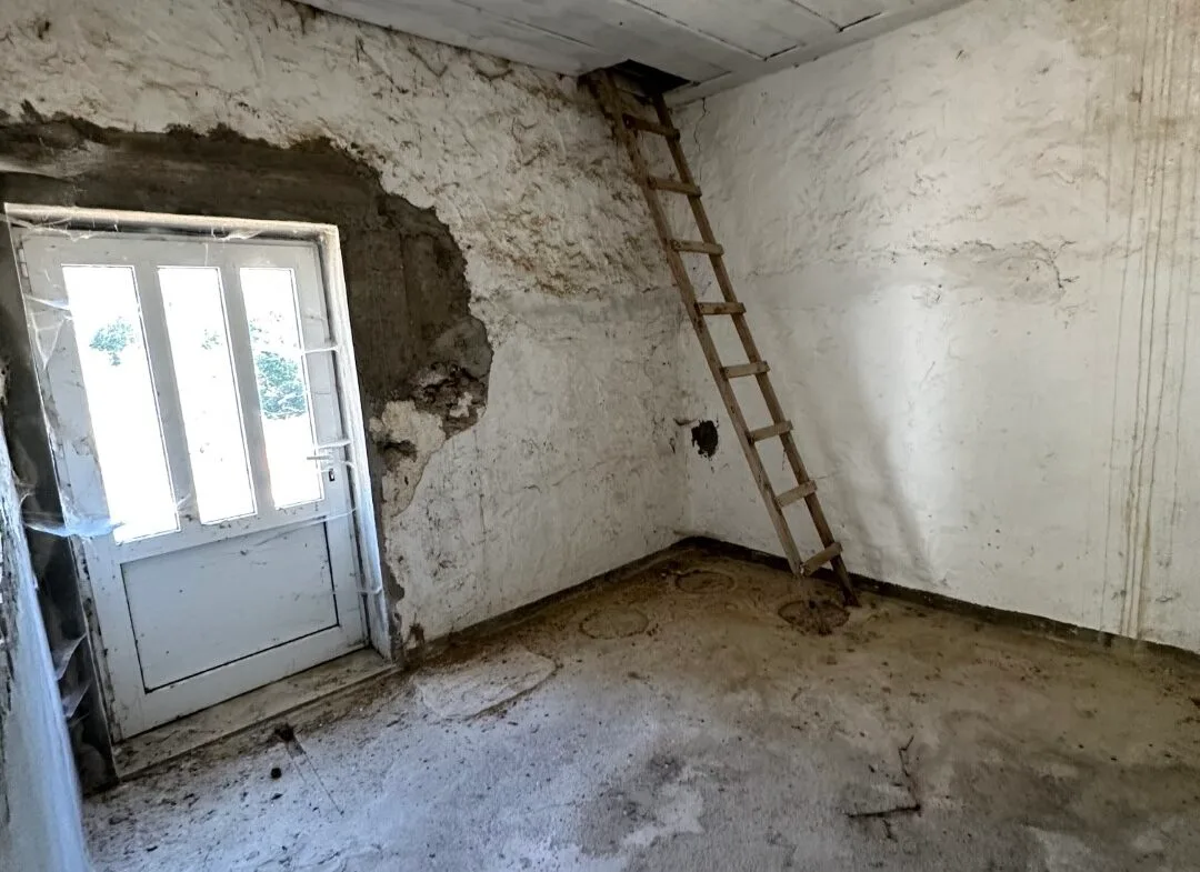 Plot of 210 sqm with building in the village of Vatos.