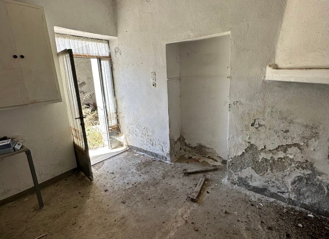 Plot of 210 sqm with building in the village of Vatos.