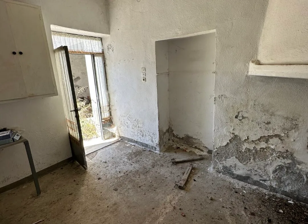 Plot of 210 sqm with building in the village of Vatos.