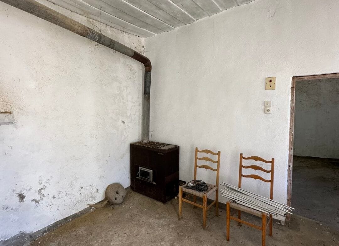 Plot of 210 sqm with building in the village of Vatos.