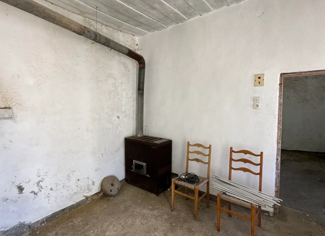 Plot of 210 sqm with building in the village of Vatos.