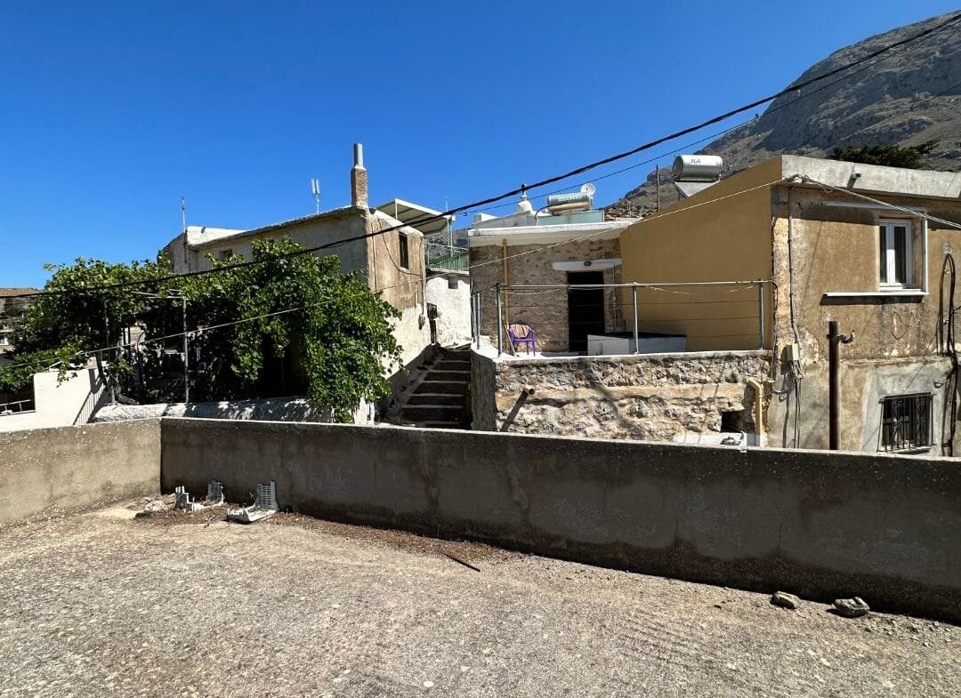 Old house of 100 square meters in Kentrochori.