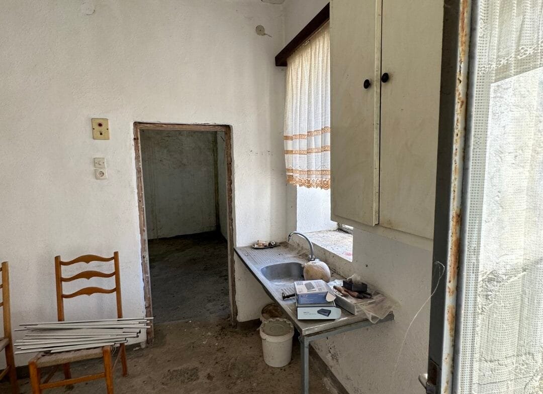 Plot of 210 sqm with building in the village of Vatos.