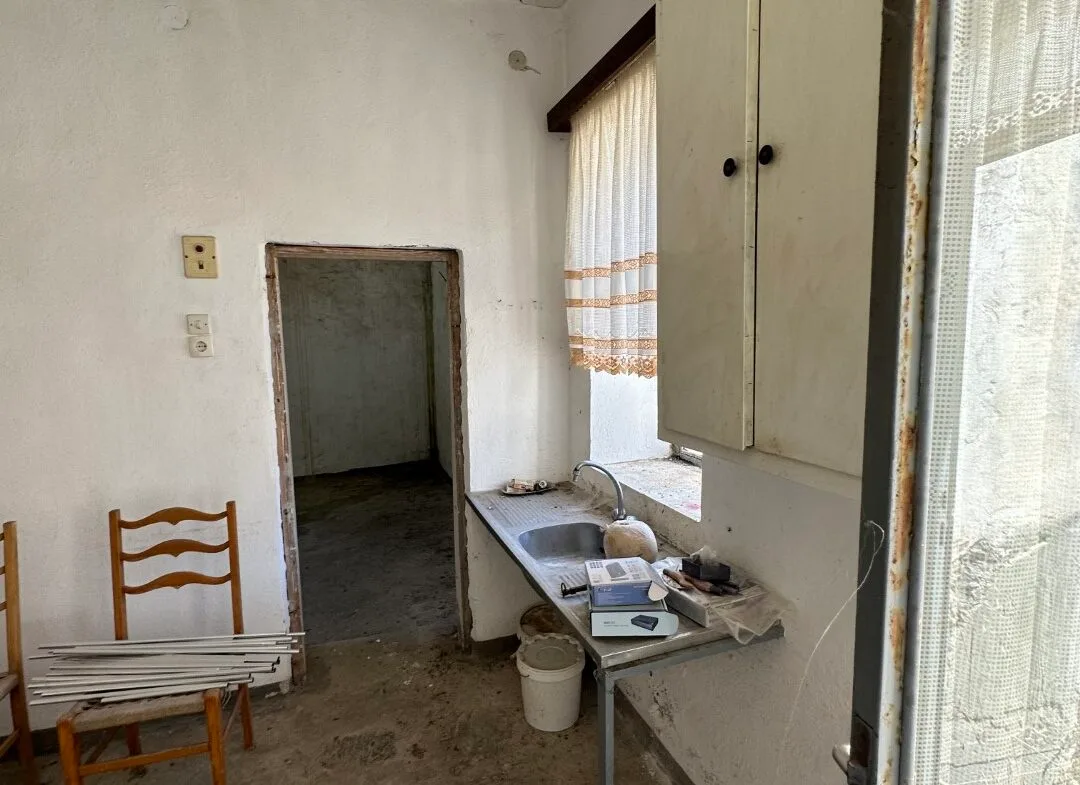 Plot of 210 sqm with building in the village of Vatos.