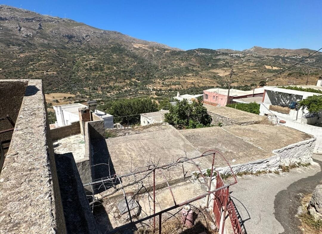 Old house of 100 square meters in Kentrochori.