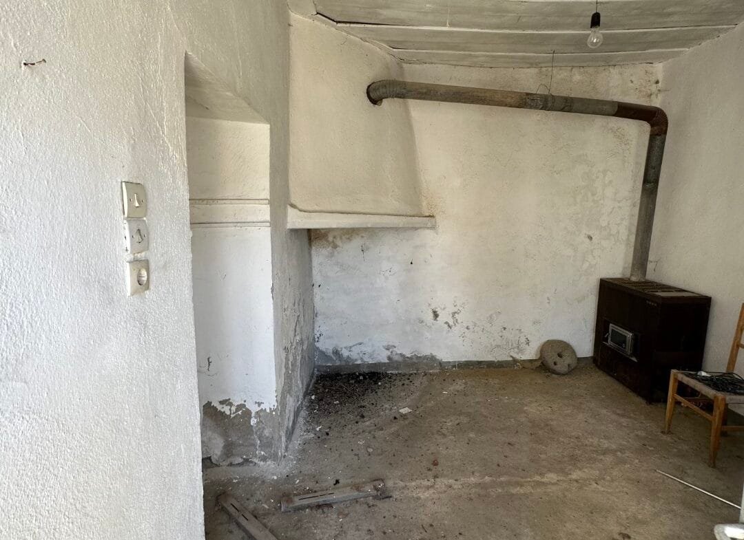 Plot of 210 sqm with building in the village of Vatos.
