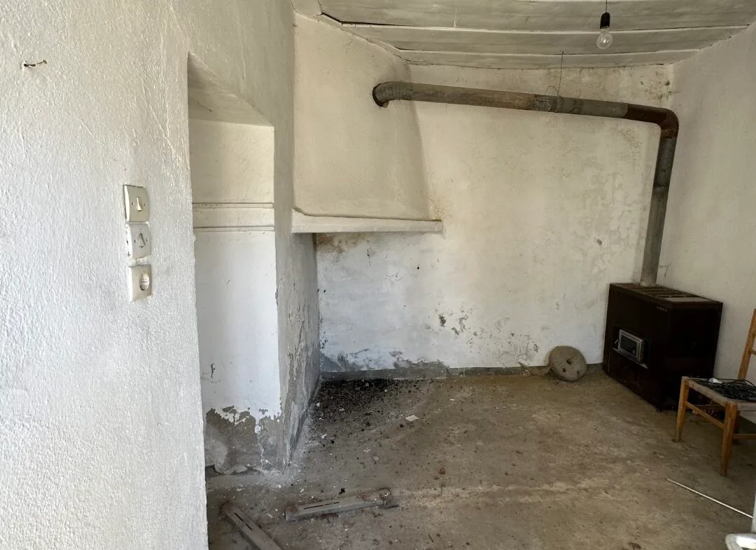 Plot of 210 sqm with building in the village of Vatos.