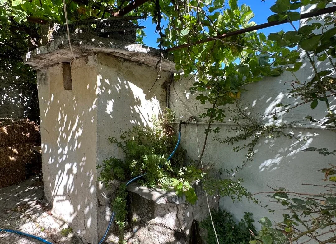 Old building and plot in Kissou Kampos village.