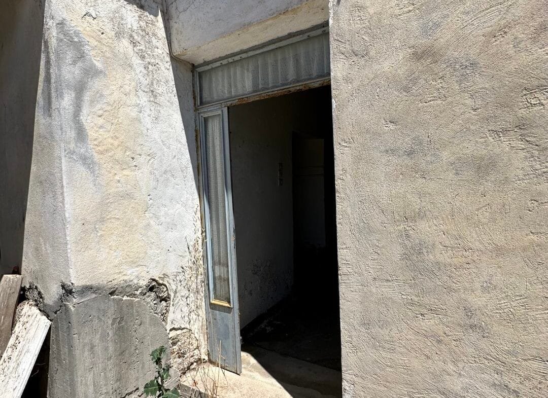 Plot of 210 sqm with building in the village of Vatos.